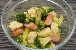 ブロッコリーとウインナーのホットサラダ