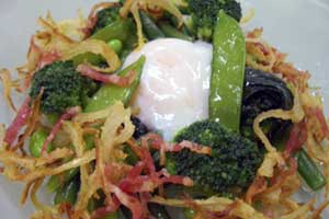 温野菜と温泉卵のサラダ仕立て