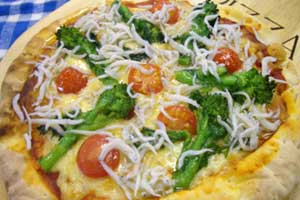 菜の花と釜揚げしらすのピザ